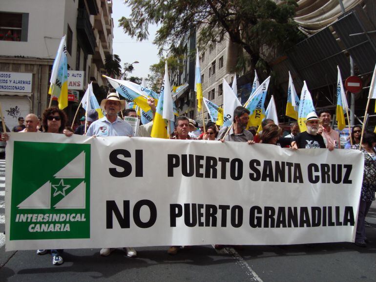 Cabeceras de una de las múltiples manifestaciones contra el puerto de Granadilla de Abona. 