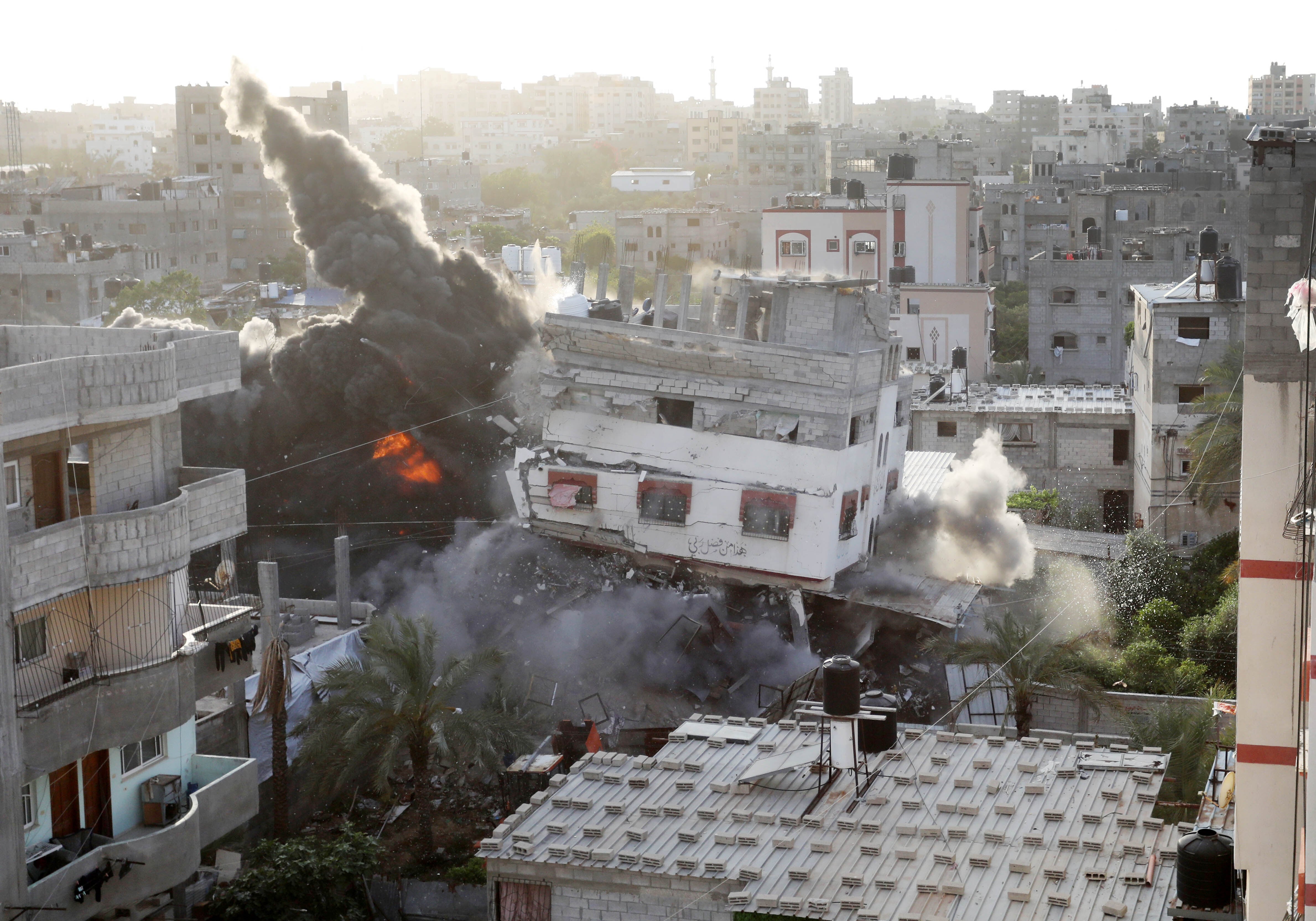 Ataque aéreo israelí contra un edificio de Gaza