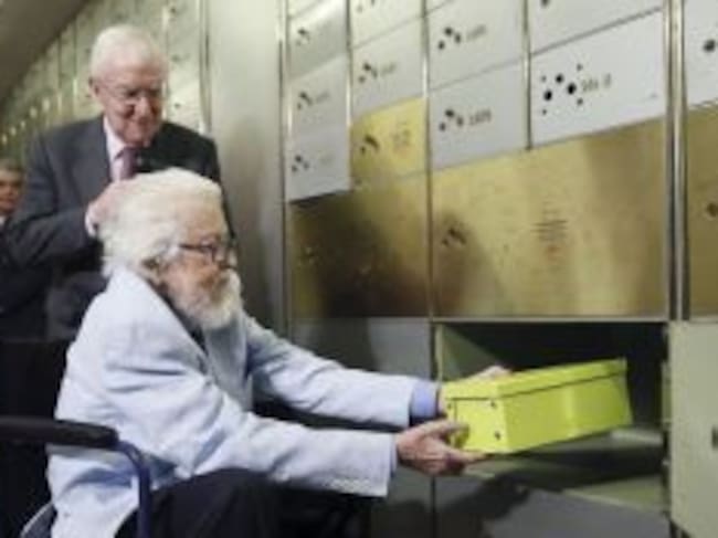 Del Paso, depositando su legado en la Caja de las Letras del Instituto Cervantes