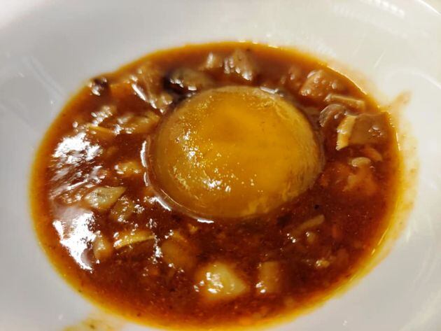 Callos de cerdo con yema de huevo curada en soja