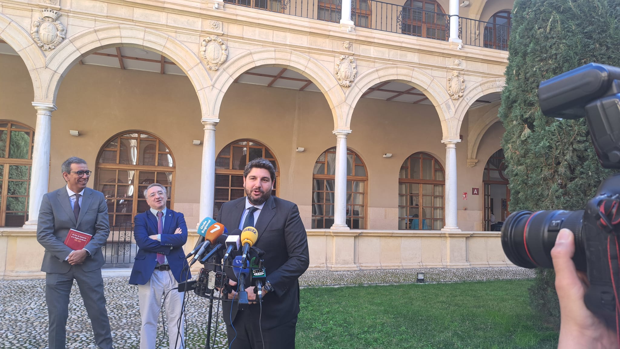 El presidente del Gobierno regional, Fernando López Miras, en la presentación del libro