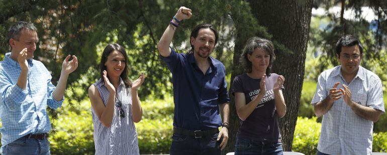 El secretario general de Podemos  Pablo Iglesias, en el Jardín de Filosofía de la Universidad Complutense de Madrid con concejales como Silvia Cameán. 