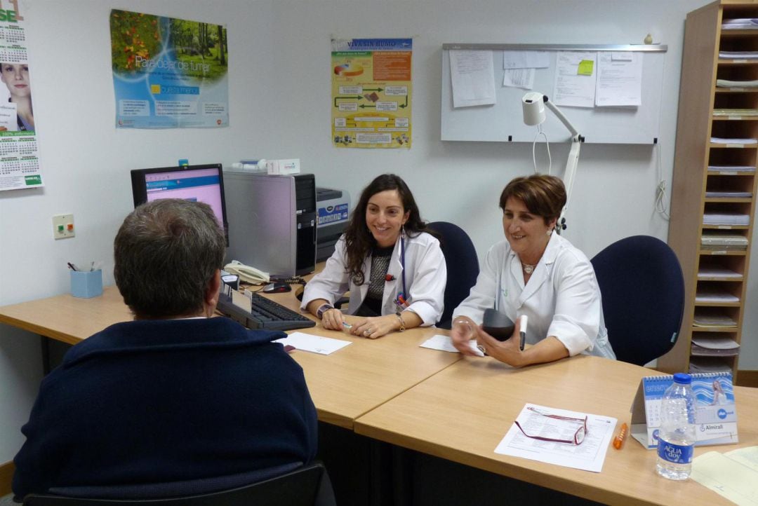 Un hombre acude a una consulta médica. 