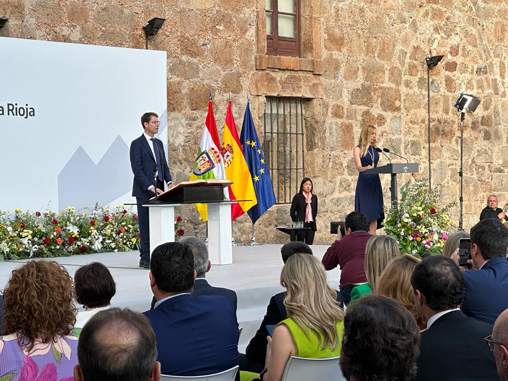 El nuevo presidente de La Rioja, Gonzalo Capellán, ha tomado posesión del cargo en San Millán de la Cogolla.