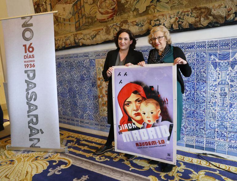 Ada Colau y Manuela Carmena tras la presentación de la exposición ‘No pasarán. Madrid 1936. 16 días’