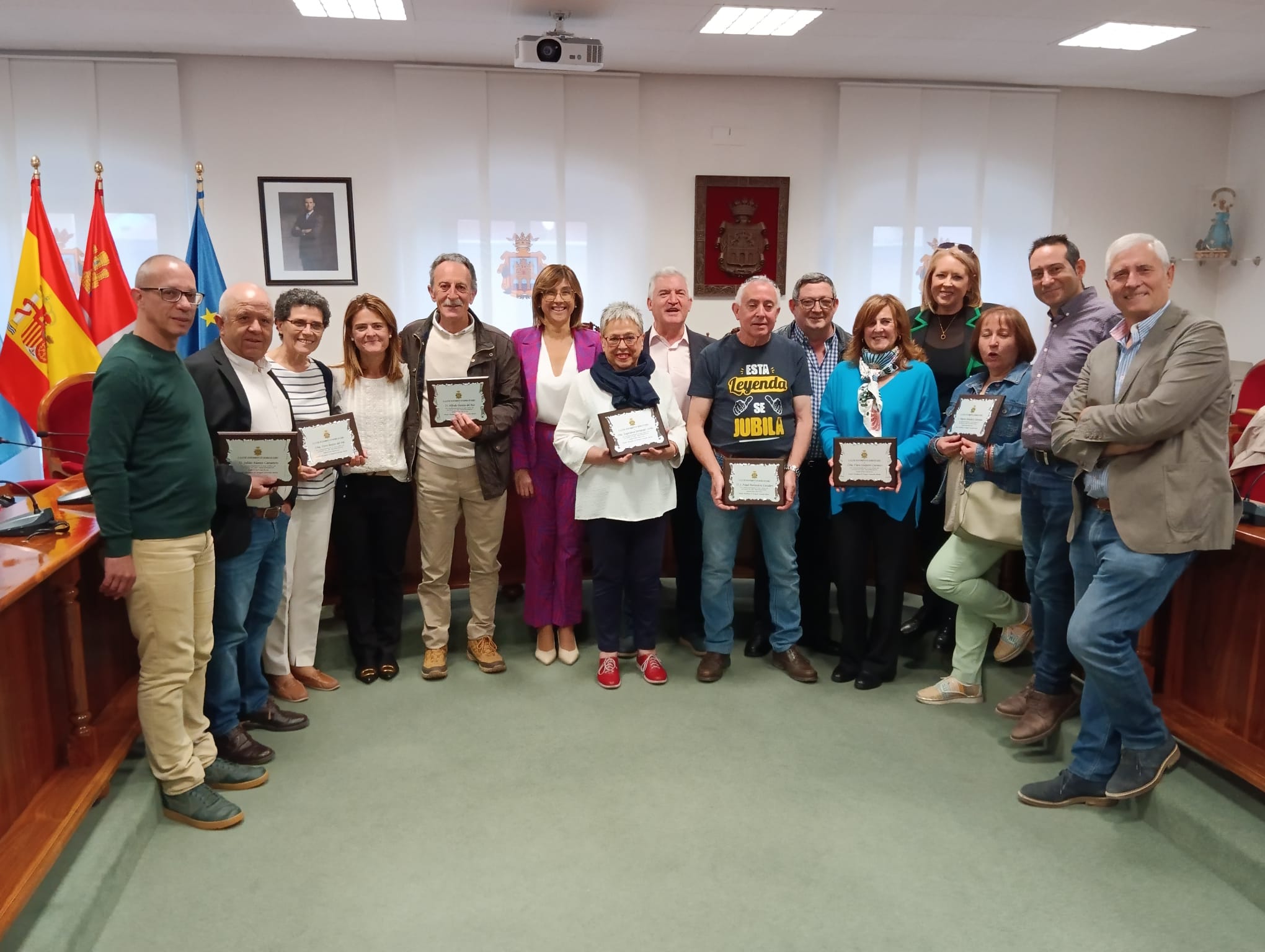 Los trabajadores que han asistido en la foto con los concejales