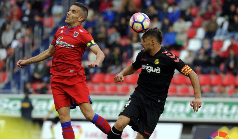 Xavi Molina refusa una pilota davant un rival.