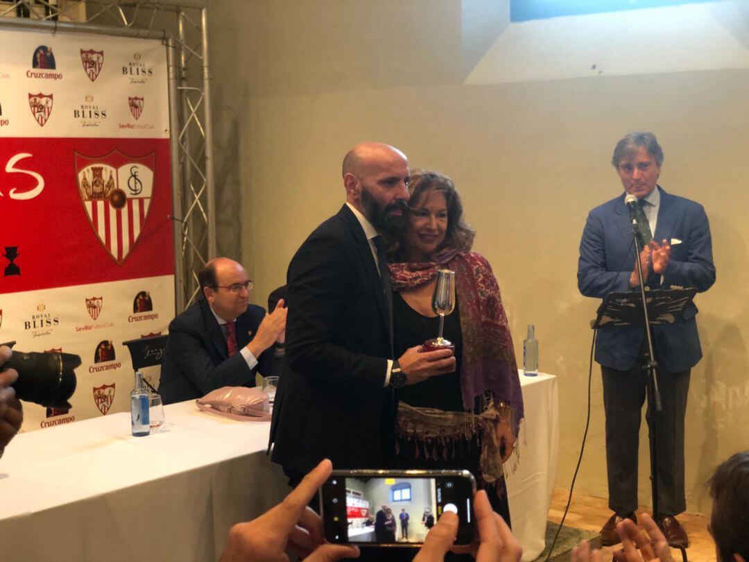 Monchi recibe el Trofeo Roberto Alés de la Peña Sevillista de Jerez