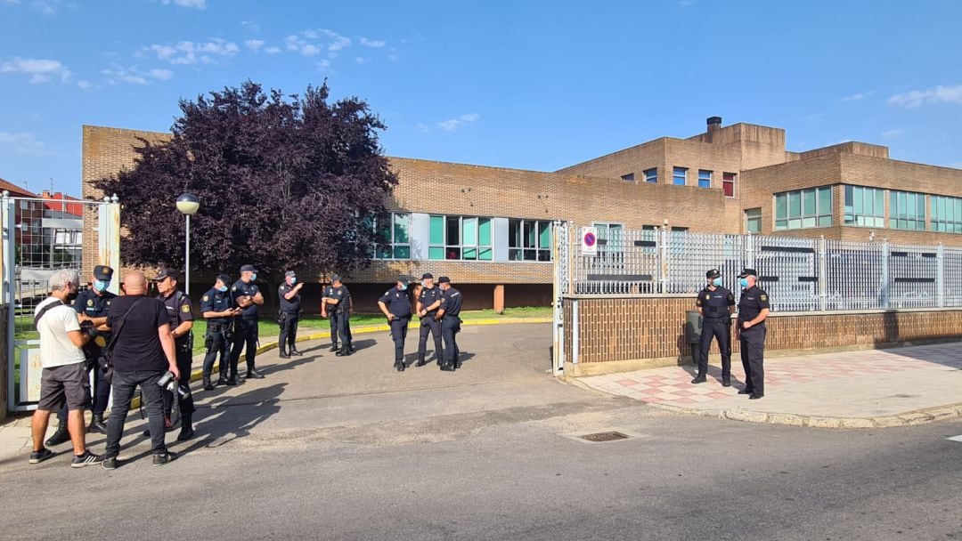 La policía nacional custodia el acceso y controla la entrada de los componentes de la comisión negociadora del conflicto de L.M.