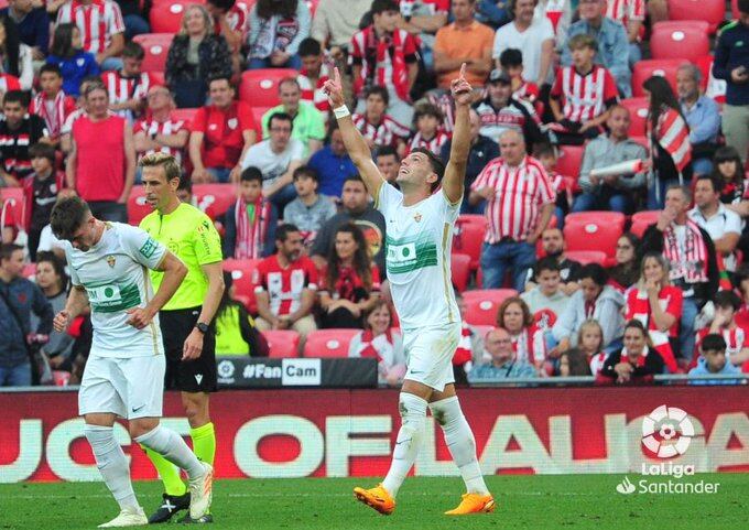 El delantero del Elche, Boyé, celebra el gol del triunfo ilicitano en San Mamés