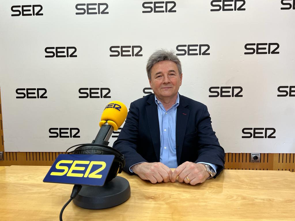 Agustín Ramos en los estudios de Radio Murcia Cadena SER