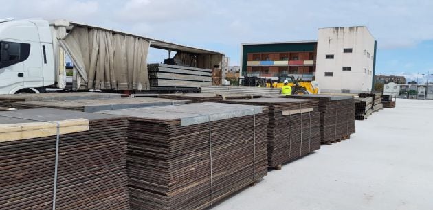 Fotogalería con el acopio de material para la instalación del hospital de campaña en València