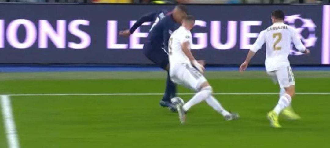 Karim Benzema presiona a Kylian Mbappé durante el primer tiempo entre Real Madrid y PSG