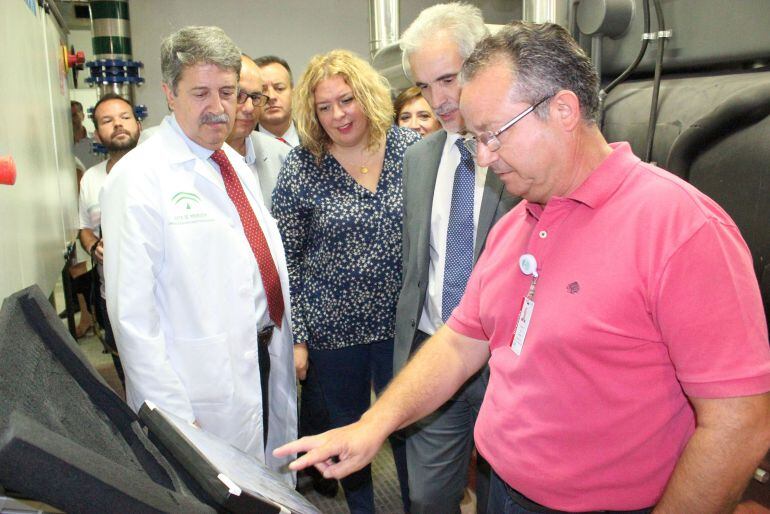 Aquilino Alonso conoce el nuevo TAC instalado en el hospital Santa Ana de Motril.