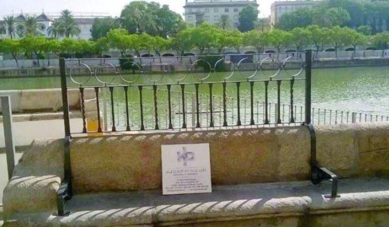 Imagen de la barandilla de seguridad que el Ayuntamiento de Sevilla está instalando en la zapata del río en la calle Betis