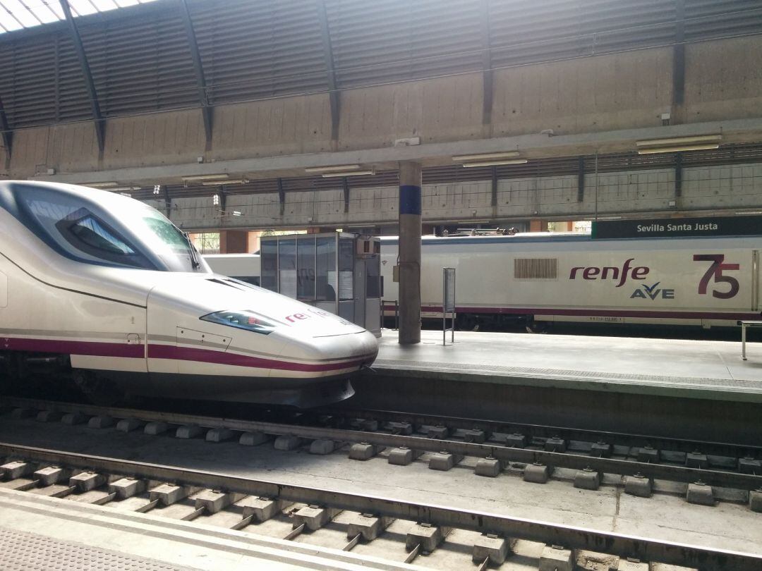 Tren AVE en la Estación de Santa Justa de Sevilla.