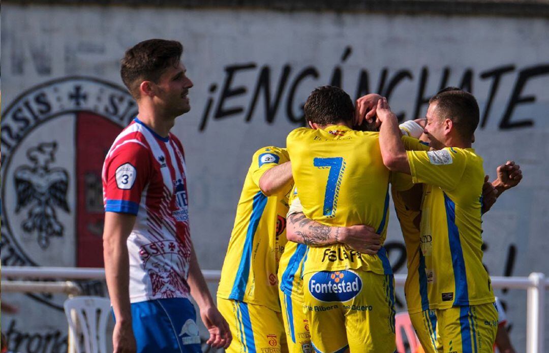 La plantilla ribereña celebra el tanto de Munguía ante el Bembibre.