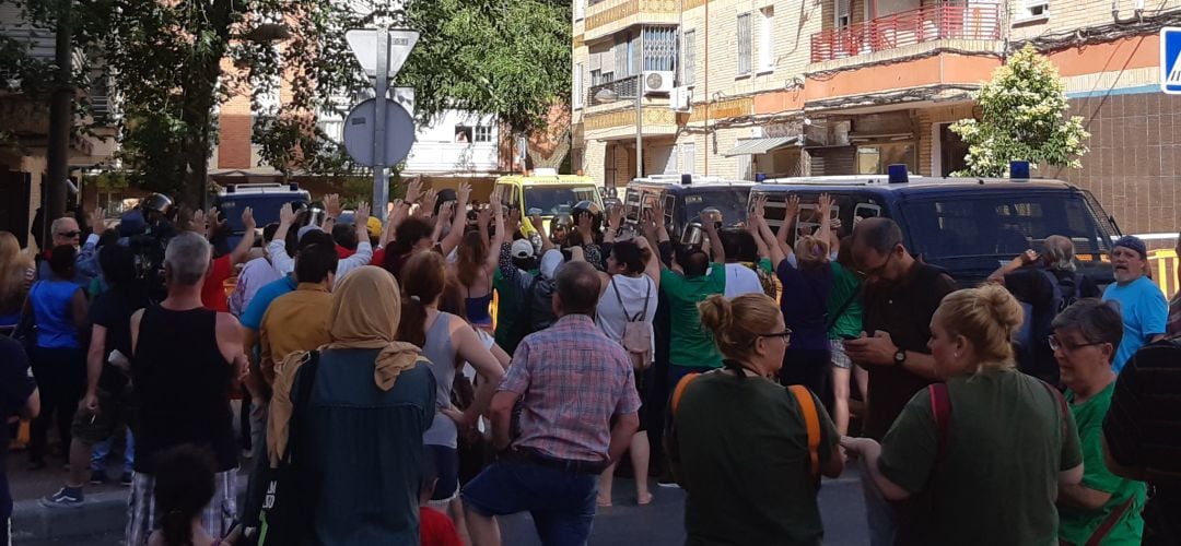 Decenas de activistas han intentado, sin éxito, paralizar el desalojo de Angélica