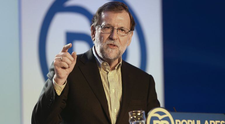 El presidente del PP y del Gobierno en funciones, Mariano Rajoy, durante su intervención hoy en la clausura de un acto con alcaldes y afiliados.