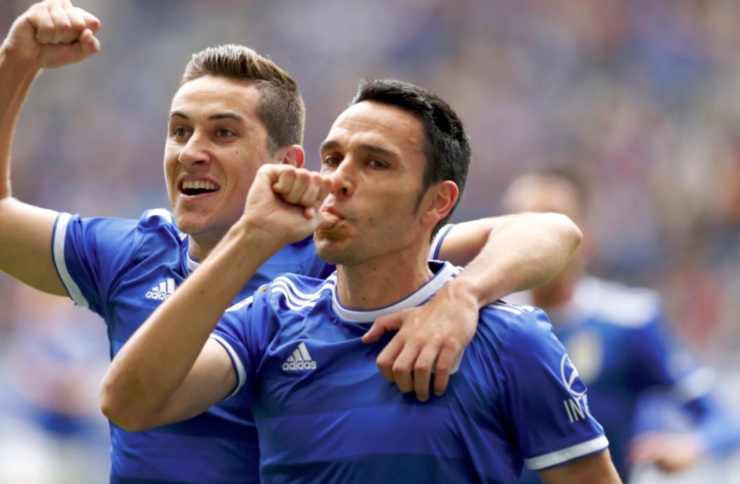 Ramón Folch celebra el gol junto a Javi Hernández.