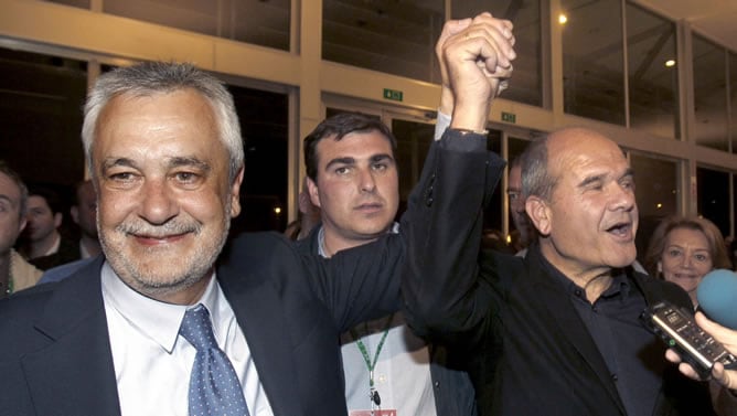 El candidato del PSOE a la Presidencia de la Junta, José Antonio Griñán, junto al expresidente andaluz, Manuel Chaves, tras comparecer ante los medios de comunicación para valorar el resultado de su partido en las elecciones andaluzas