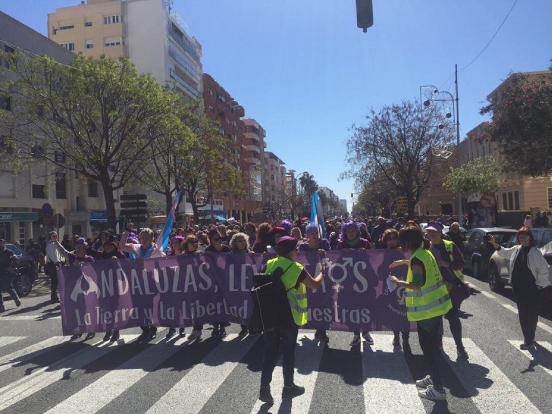 La pancarta de la cabecera de la manifestación por el Día de la Mujer, en la avenida. 