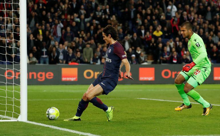 Cavani marca su segundo gol ante la mirada impotente de Cardinale