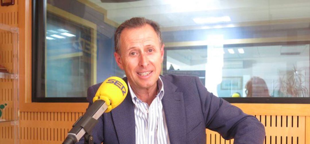 José María Román, en el estudio central de Radio Cádiz