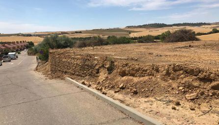 Imagen del muro de adobe parcialmente derruido