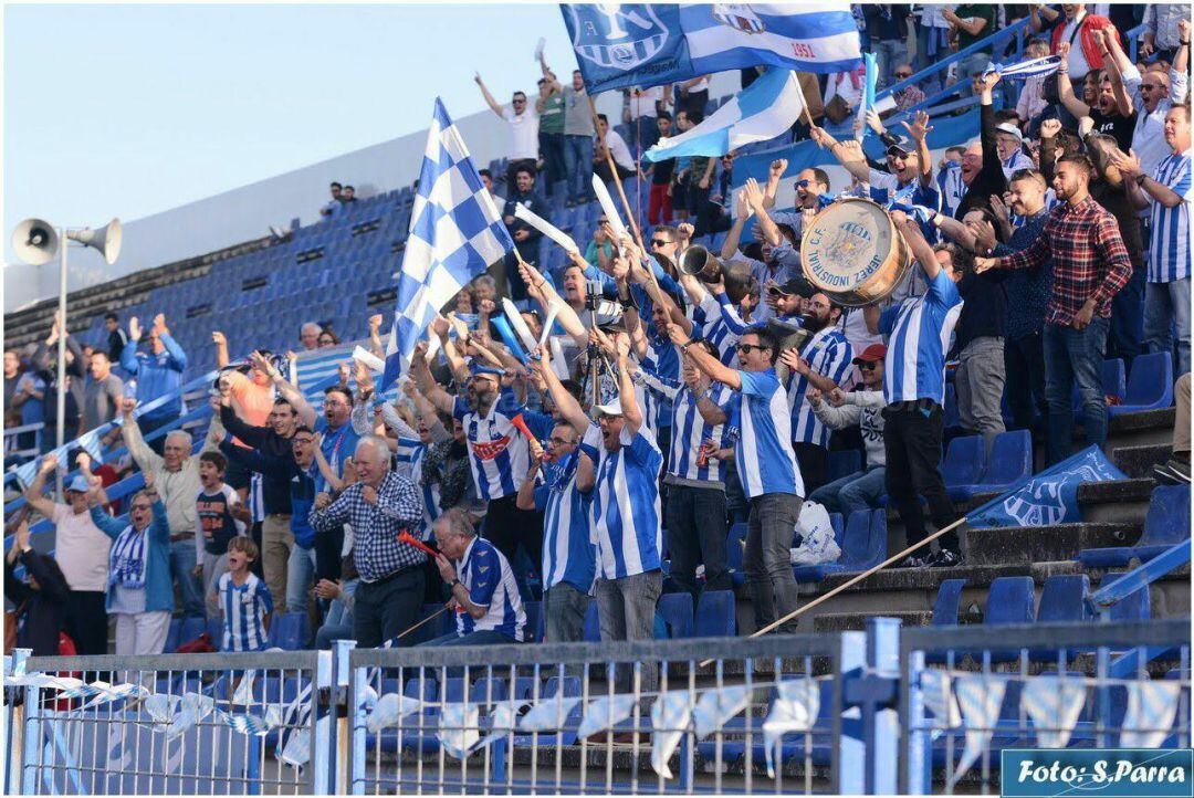 La Peña El Catavino Mecánico animando a su equipo durante un partido (Archivo)