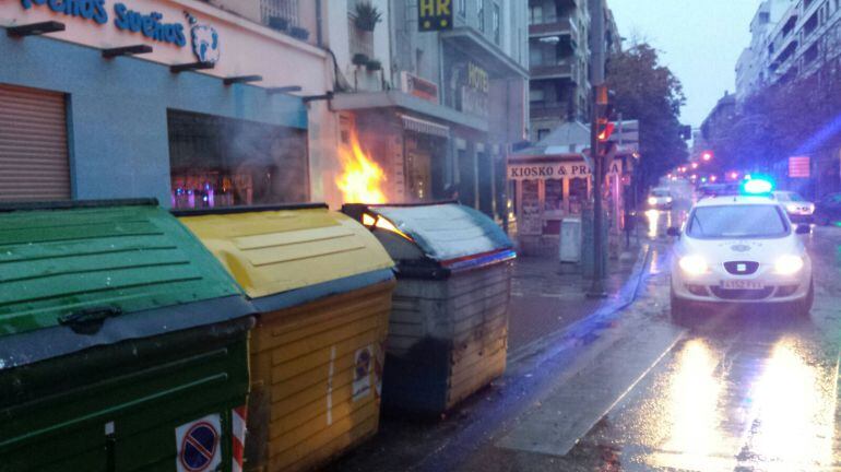 Uno de los contenedores quemados este fin de semana en Cuenca