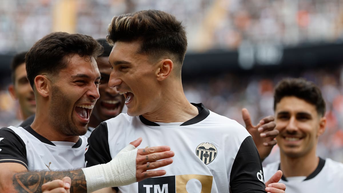 El Valencia arrolla al Getafe con una goleada que asegura la permanencia y le permite soñar con Europa (3-0)