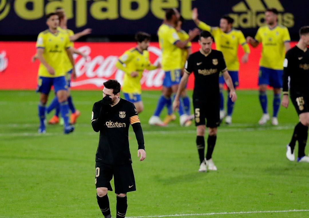 Los jugadores del Barcelona se lamentan tras uno de los goles del Cádiz el pasado sábado