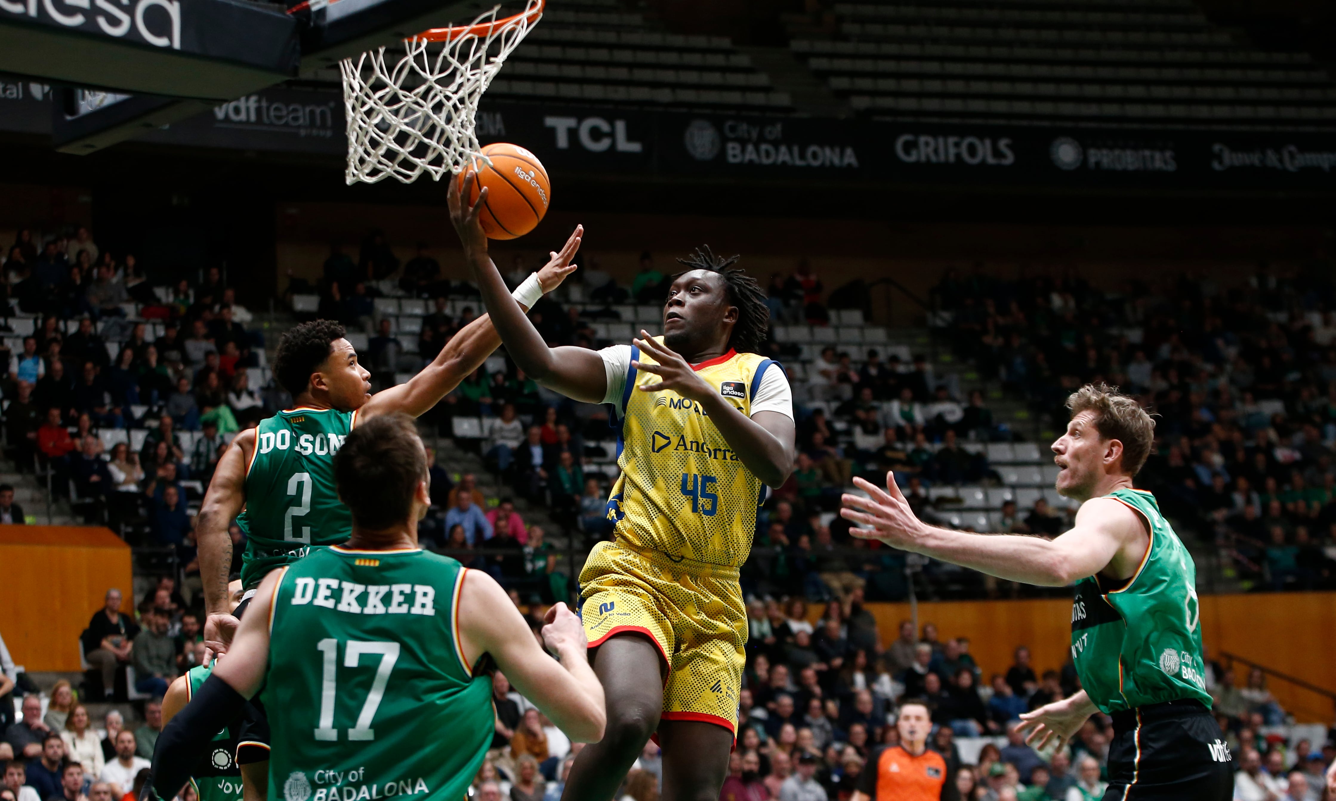 El pívot del Morabanc Andorra Sekou Dembouya envoltat de jugadors del Joventut durant el partit de la jornada 16 de la Lliga Endesa disputat aquest dissabte a l&#039;Olímpic de Badalona.