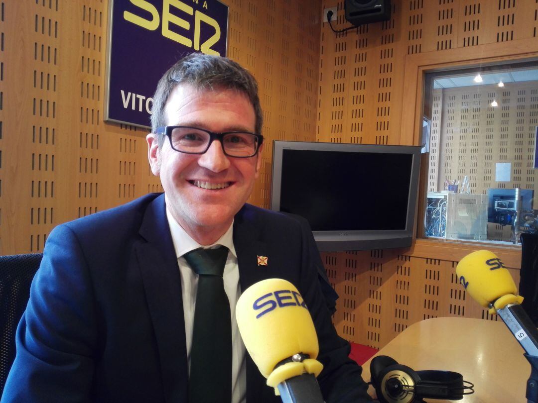 Gorka Urtaran en los estudios de SER Vitoria.