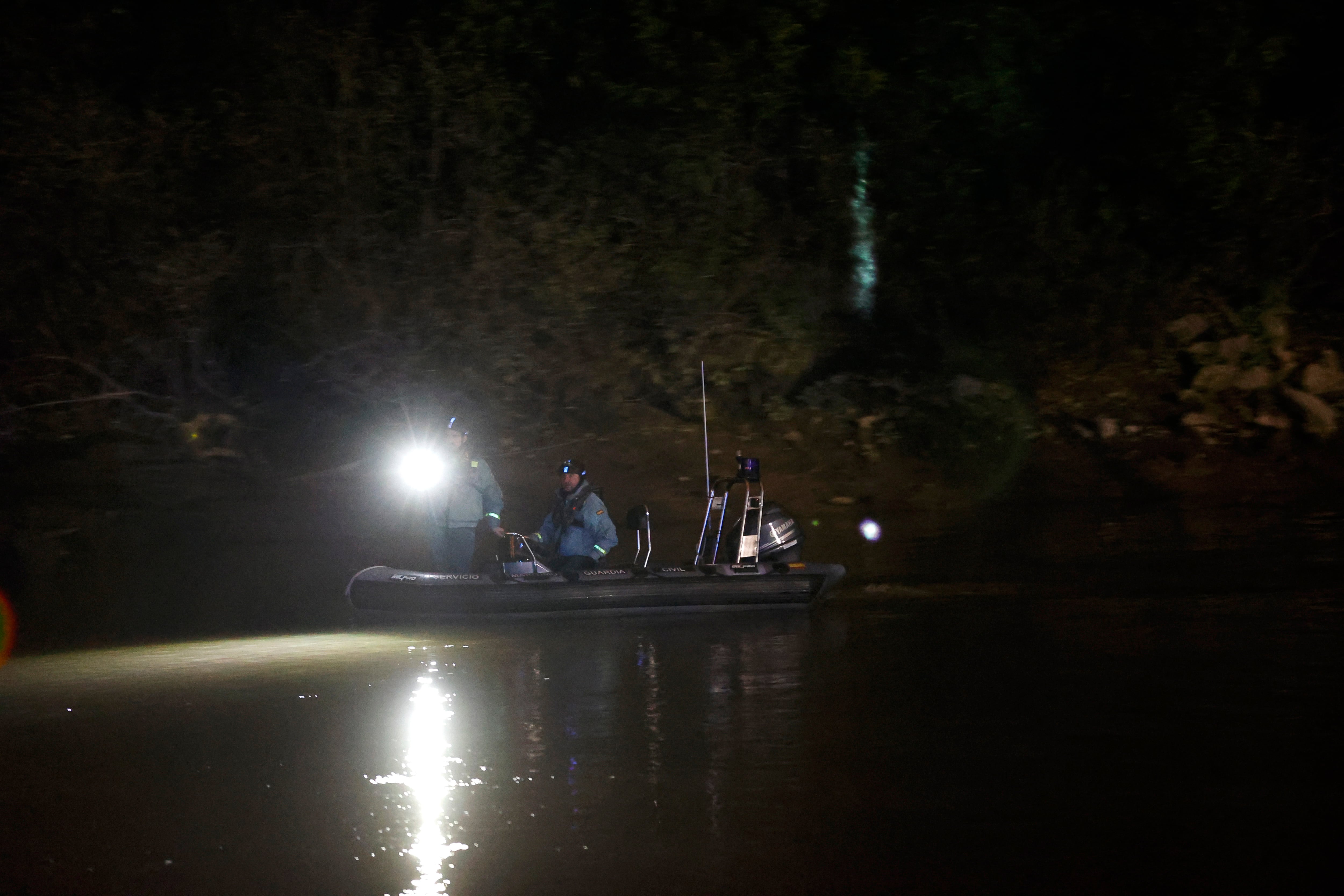 Agentes de la Guardia Civil inspeccionan la orilla del río Bidasoa en busca del migrante desaparecido este sábado en aguas de este río fronterizo. EFE/Javier Etxezarreta.