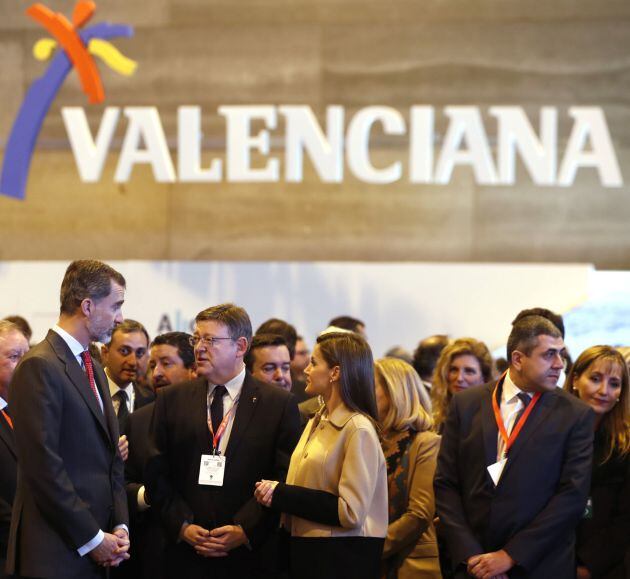 Los Reyes Felipe VI y Letizia, conversan con el president de la Generalitat, Ximo Puig, en el stand de la Comunitat Valenciana en Fitur