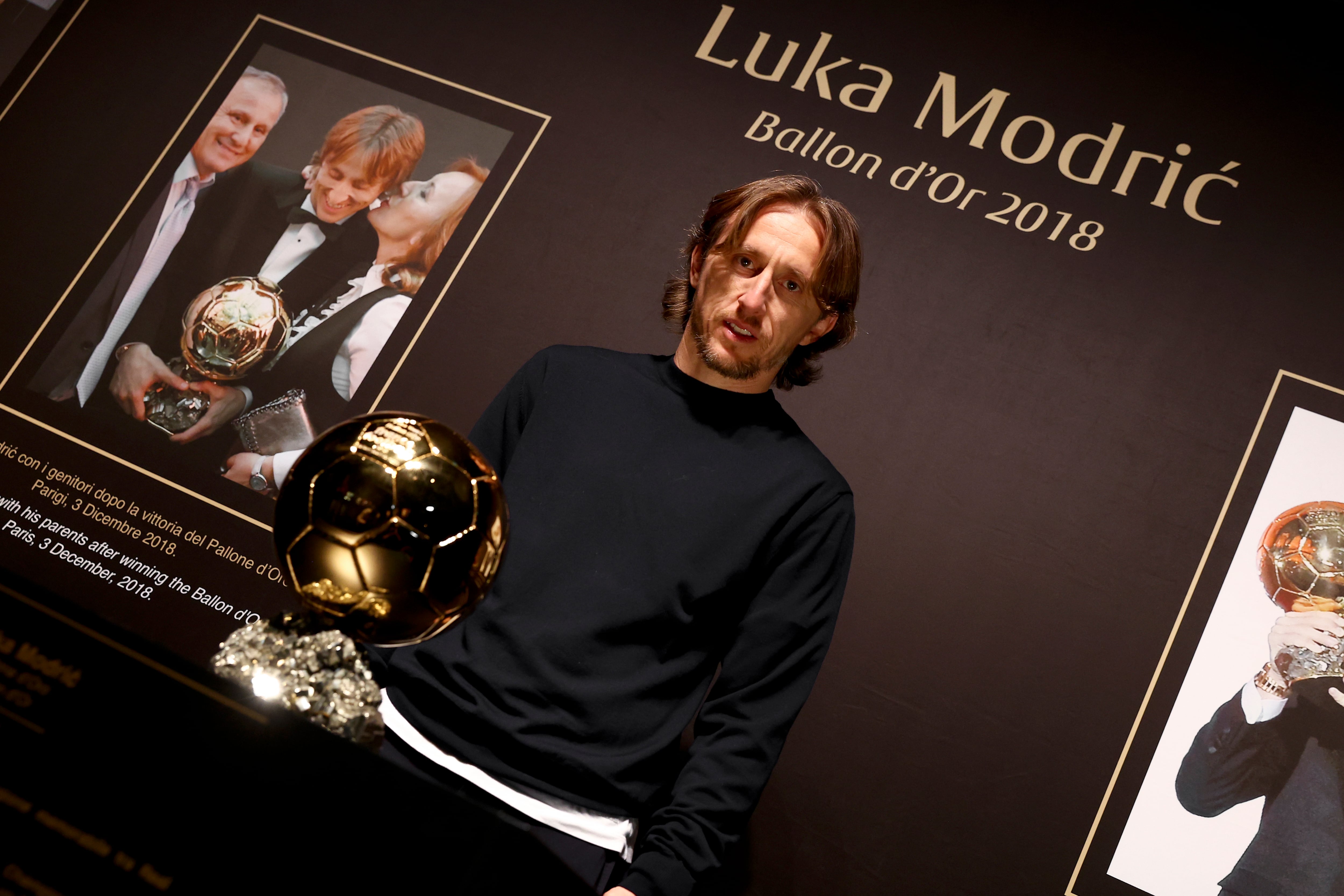 Luka Modric, con su Balón de Oro de 2018 en el Museo del AC Milan