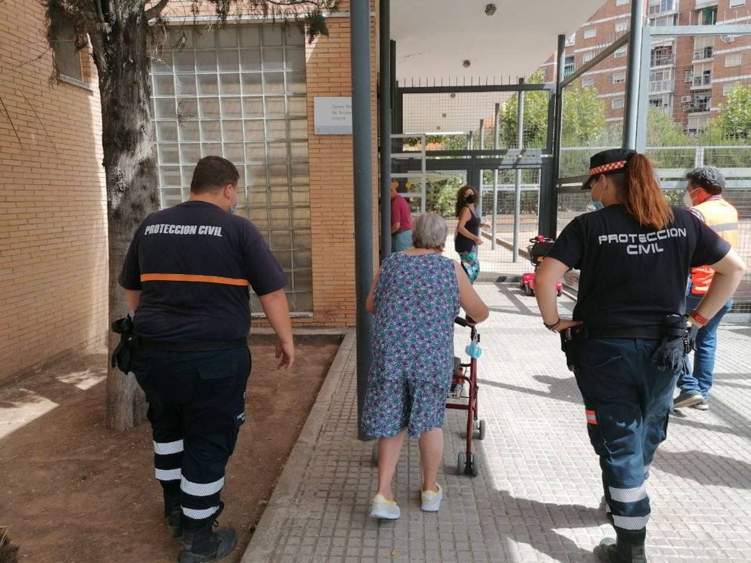 Voluntarios de Protección Civil en Córdoba atendiendo a los mayores denro del Plan de Emergencia por Calor activado por el Ayuntamiento de Córdoba por las altas temperaturas