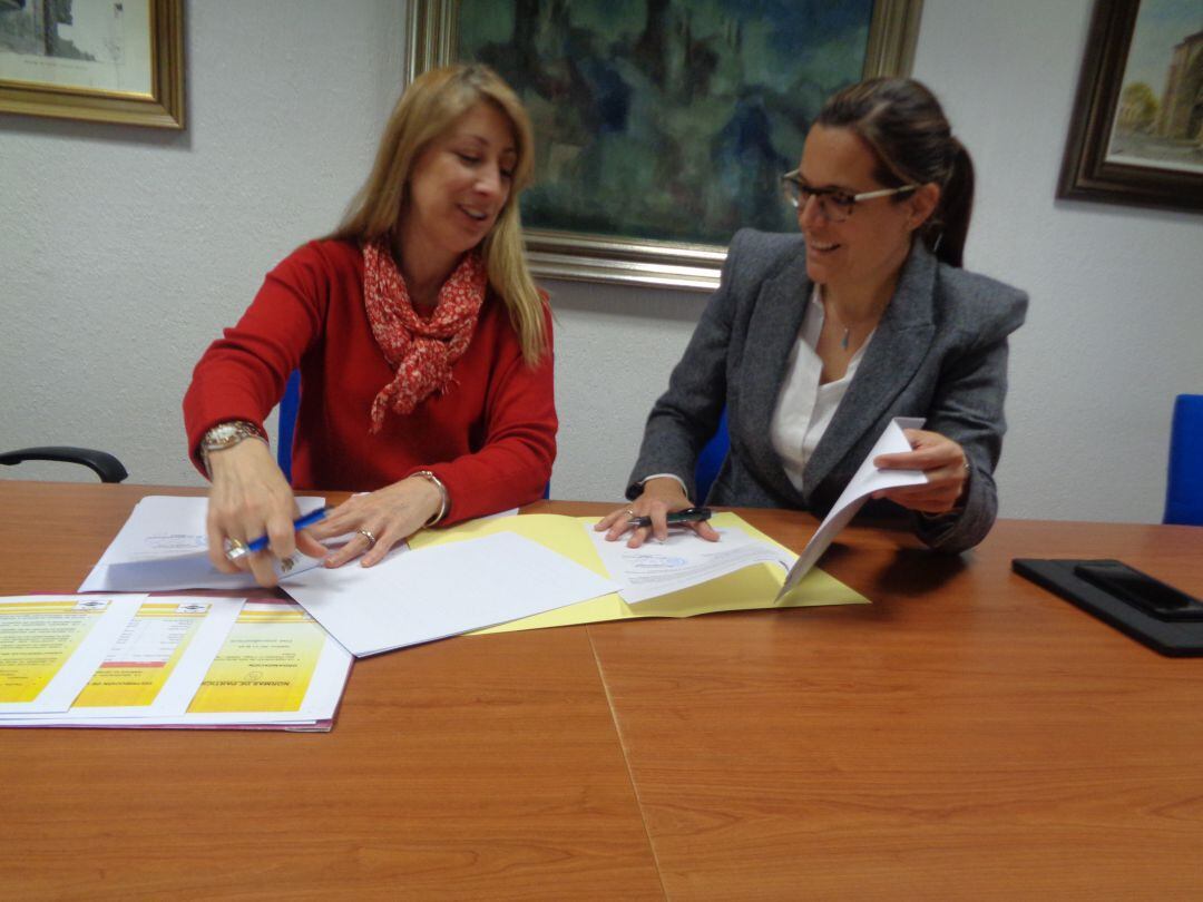Olga Maderuelo (dcha) y Susana de las Heras en la firma del convenio
