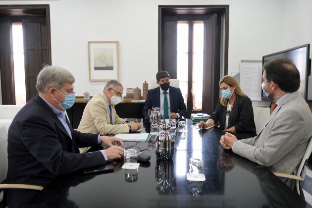 El vicepresidente de la Junta de Andalucía y consejero de Turismo, Regeneración, Justicia y Administración Local, Juan Marín, se ha reunido este miércoles con la Federación Andaluza de Agencias de Viajes para detallar cómo será el bono turístico, que nace con el objetivo de reactivar el turismo tras el freno provocado por la crisis sanitaria.