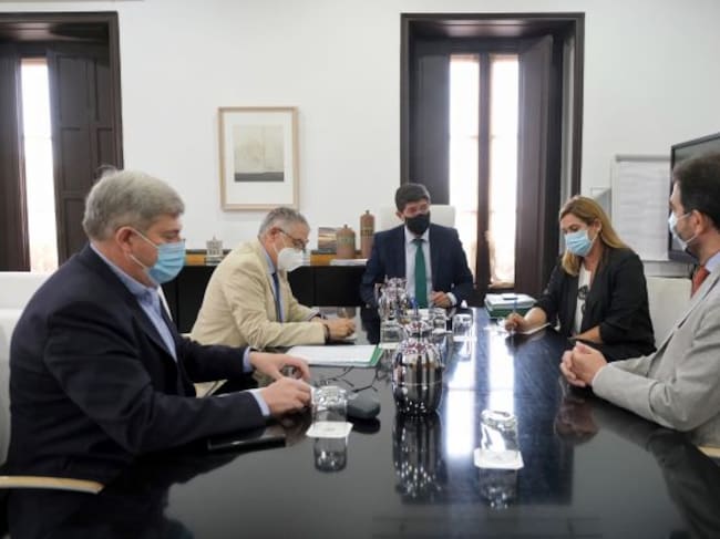 El vicepresidente de la Junta de Andalucía y consejero de Turismo, Regeneración, Justicia y Administración Local, Juan Marín, se ha reunido este miércoles con la Federación Andaluza de Agencias de Viajes para detallar cómo será el bono turístico, que nace con el objetivo de reactivar el turismo tras el freno provocado por la crisis sanitaria.