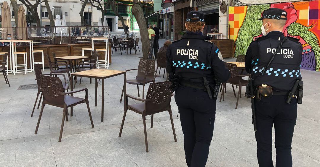 Imagen de archivo de unos agentes de la Policía Local de Ciudad Real realizando un control de terrazas