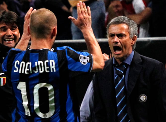 Sneijder celebra un gol con el Inter con Mourinho