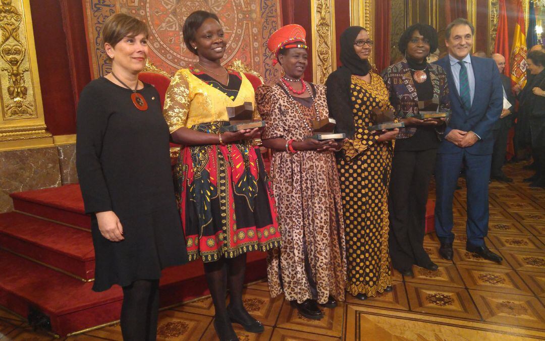 Barkos y el presidente de LaboralKutxa junto a las premiadas