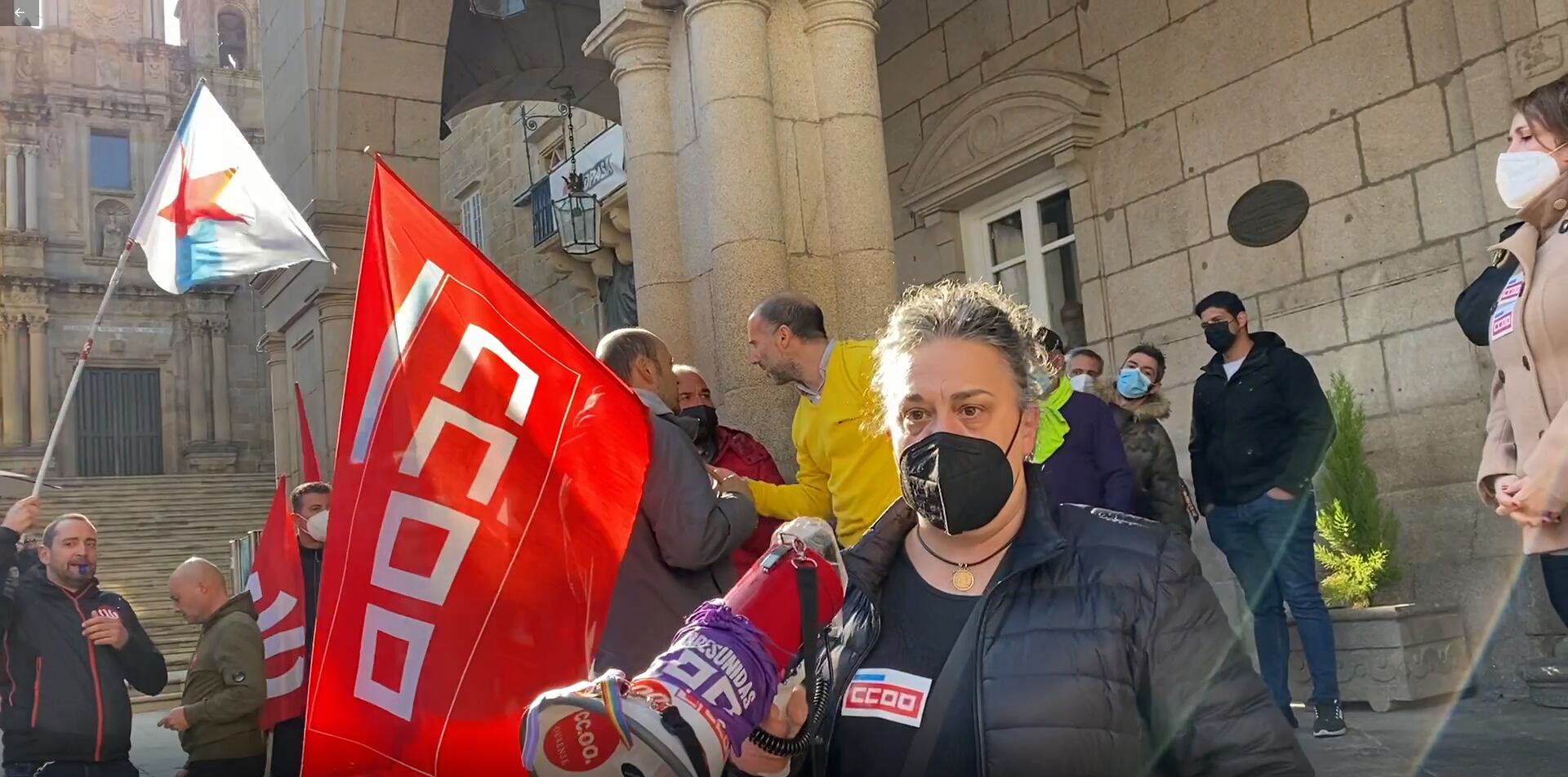 En la imagen, Lola Panero, de CCOO, y detrás el alcalde de Ourense