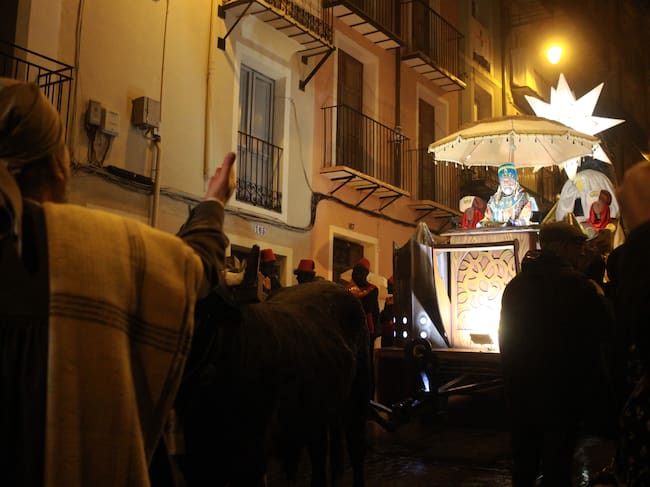 El pregón del Tio Pian justo delante de la carroza del Embajador en Sant Nicolauet