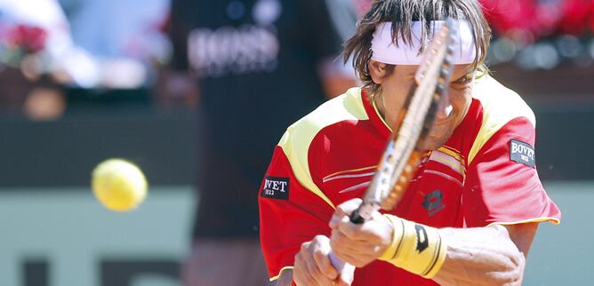 El tenista David Ferrer devuelve la bola al austríaco Andreas Haider Maurer, hoy 6 de abril de 2012, en el segundo enfrentamiento de la eliminatoria de cuartos de final de la Copa Davis de tenis que se disputa en Oropesa del Mar, Castellón