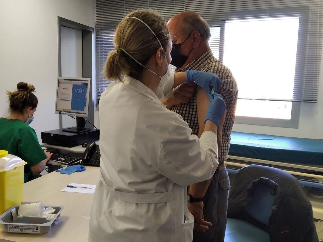 Un hombre nacido en 1956 recibe su dosis de la vacuna contra el COVID