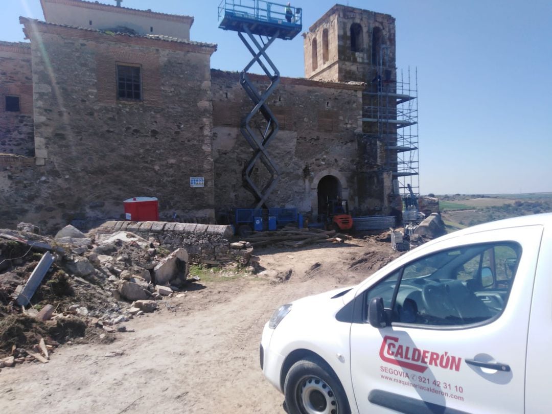 Primeros trabajos de recuperación del templo de Fuentes en Carbonero el Mayor (Segovia)